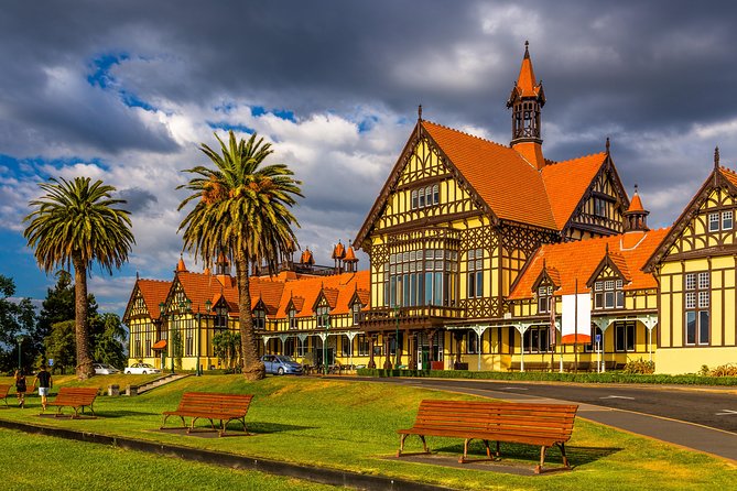 2 Day Waitomo Caves, Hobbiton Movie Set and Rotorua Tour from Auckland - The Māori evening show: hangi dinner and performance night