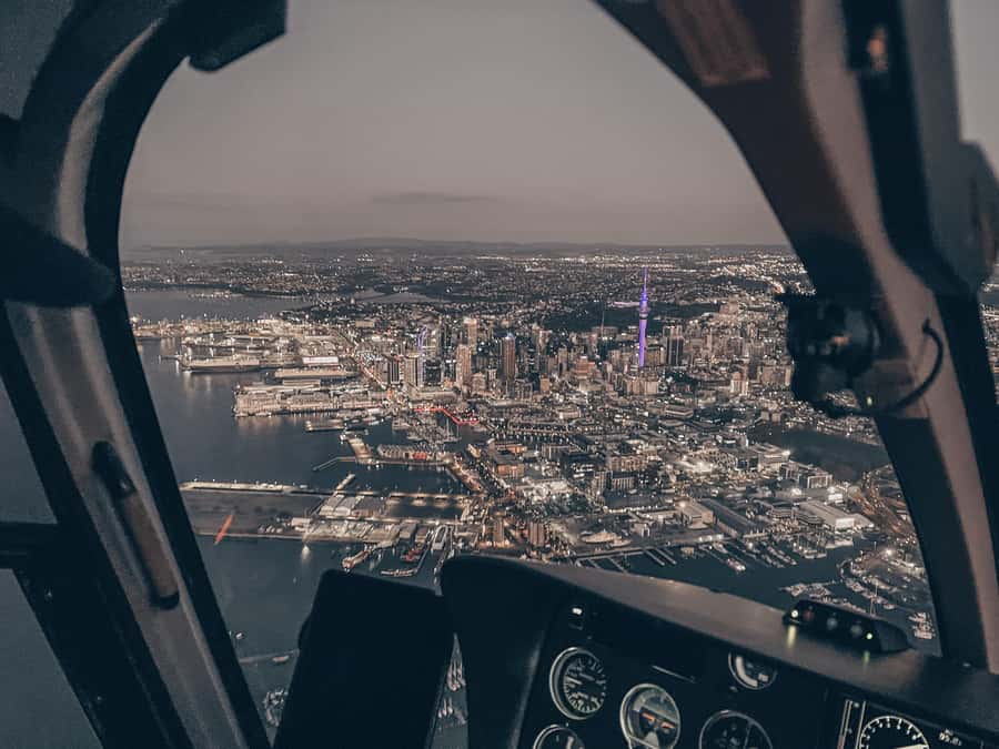 Auckland: 20min Helicopter scenic flight - City & Volcanoes - Sky Tower, Cornwall Park, and Auckland Museum from overhead