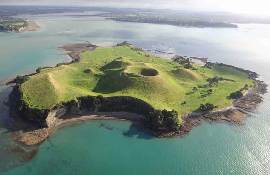 Auckland: Browns Island (Motukorea) Sea Kayak Tour - St Heliers Beach: the safety-first start that helps beginners relax