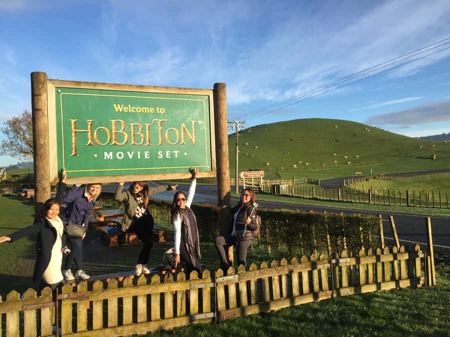 Auckland: Hobbiton and Rotorua Day Tour including Te Puia - Rotorua highlights tour: seeing the town’s geothermal story in 20 minutes