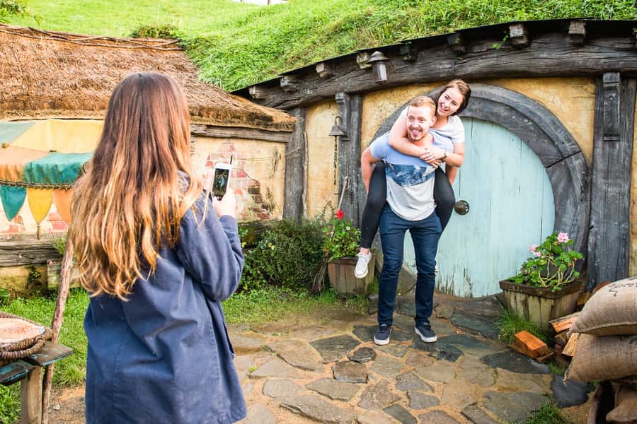 Auckland: Hobbiton Movie Set Tour with Lunch - From Auckland to Matamata: The Morning Drive That Sets the Mood