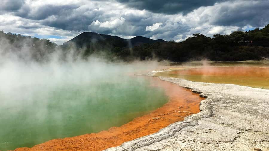 Auckland: Hobbiton, Rotorua and Wai-O-Tapu Day Tour - Wai-O-Tapu: Champagne Pool, Devil’s Bath, and the sulfur reality