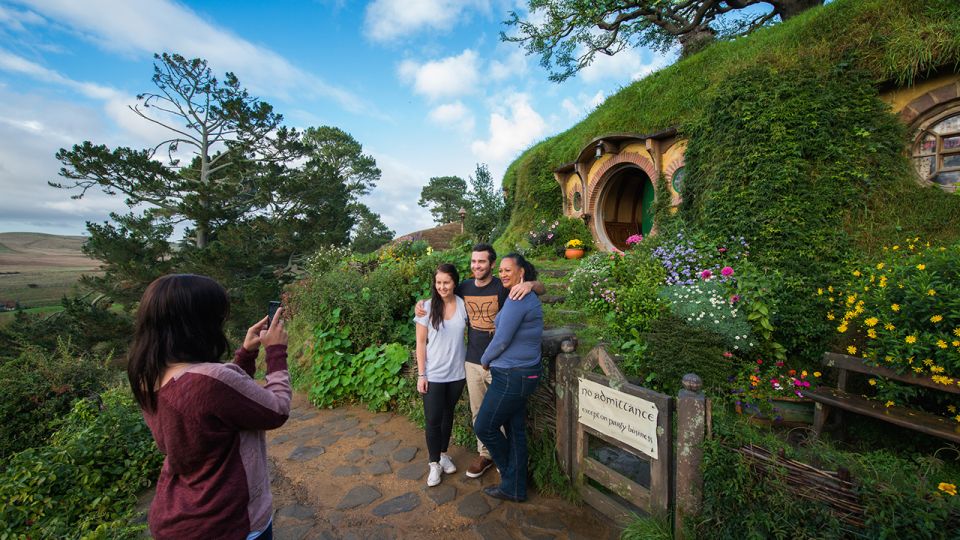 Auckland: Hobbiton & Waitomo Caves Small-Group Tour & Lunch - Otorohanga lunch and Kiwi culture stops: where the day turns local