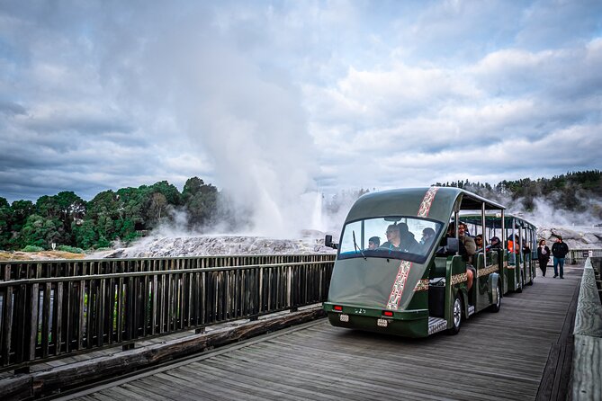 Auckland: Rotorua Tour with Waiotapu, Te Puia and Maori Haka - Rotorua orientation stop: a quick snapshot of the city vibe