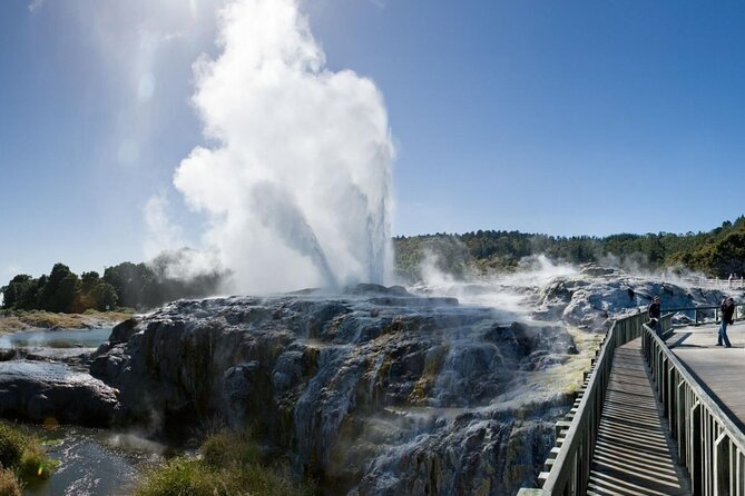 FULL DAY ROTORUA TOUR - Fully Customisable 13 hours Unlimited KMS - Day 1: Hobbiton to Rotorua heat, then Taupō lakes and volcanic valleys