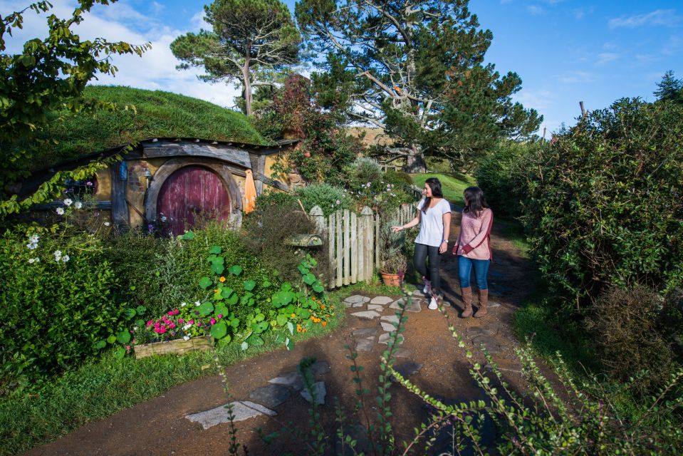 Hobbiton Movie Set & Rotorua Premium Day Tour from Auckland - Hobbiton photo reality check: plan for bus-style crowding