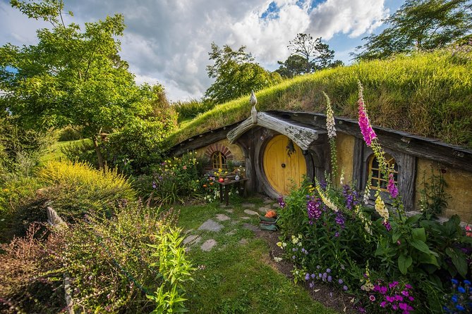 Hobbiton Movie Set Small Group Fully Guided Day Tour from Auckland - Guides and storytelling: why the narration often becomes the highlight