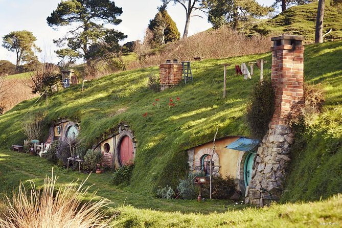 Hobbiton Movie Set tour & Glowworm Cave day tour - A one-day double: Hobbiton set + Waitomo glowworms