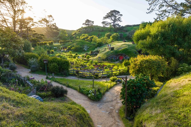 Hobbiton & Waitomo Caves Guided Day Trip from Auckland incl lunch - Matamata Lunch: A Kiwi-Style Reset Between Worlds