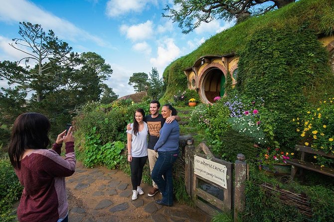 Hobbiton & Waitomo Caves Small Group Tour from Auckland inc Lunch - Lake Karapiro stop: the quick scenery break that changes the mood