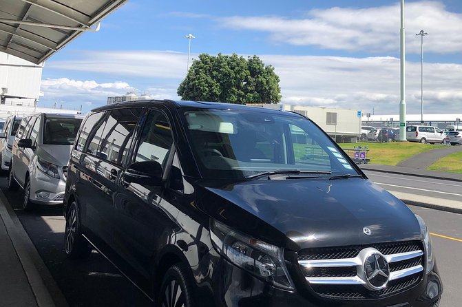 Luxury Airport transfers in Auckland - Baggage and vehicle limits: sedan vs van expectations