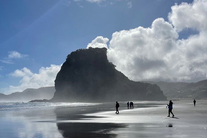 Piha Beach - Low Tide Time on the Beach: Rock Formations That Make Piha Pop
