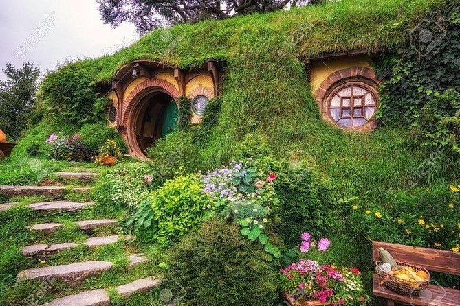Private Luxury Tour to Hobbiton Movie Set & Waitimo Glowworm Cave - Auckland’s early start, then Middle-earth by daylight