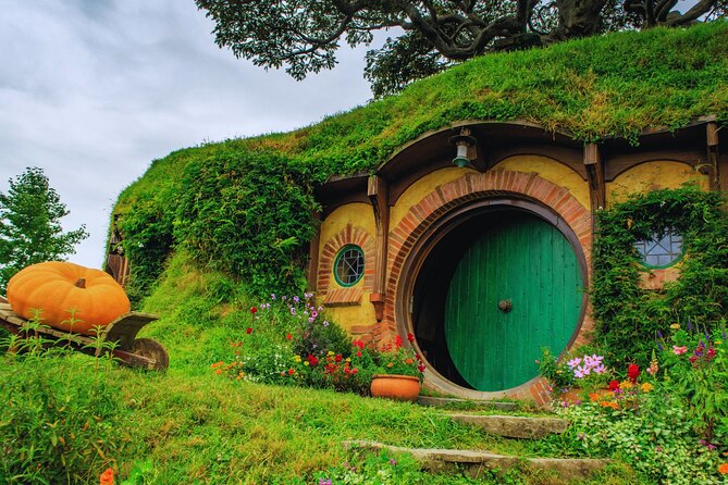 Private Tour: Hobbiton Movie Set, Rotorua Mud Pool & Treewalk - Food, comfort, and the small perks that matter on a long day