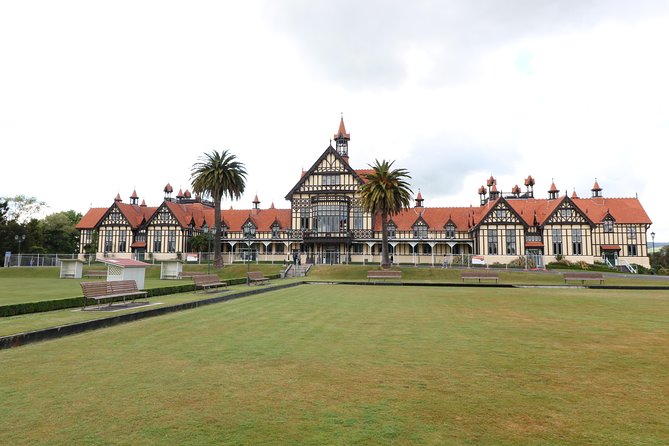Rotorua and Waitomo Caves Day Trip from Auckland -Smaller Groups - The Lake Rotorua Quick Peek: Don’t Dismiss the Short Stop