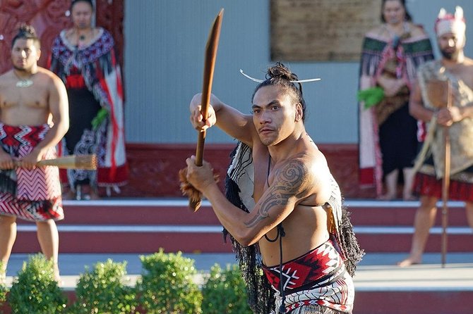 Rotorua Highlights Tour inc. Te Puia Tour, Lunch & Cultural Show - Te Puia: geothermal wonders and Māori culture, guided in the same block