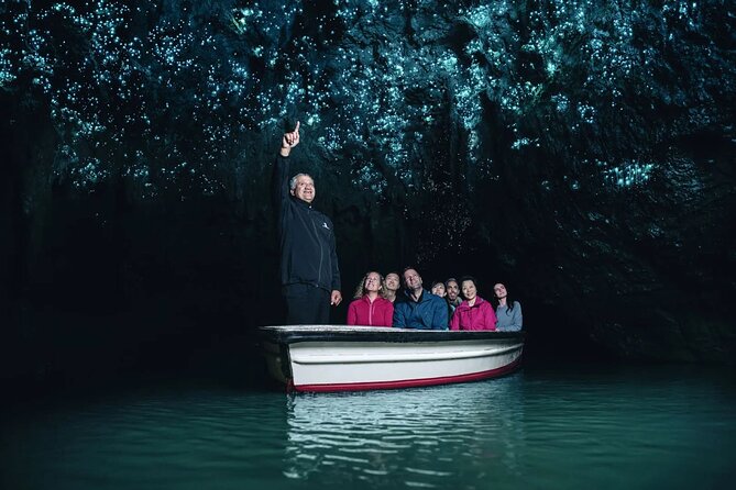 Waitomo Glow Worm Caves - The Quiet Boat Ride on the Waitomo River