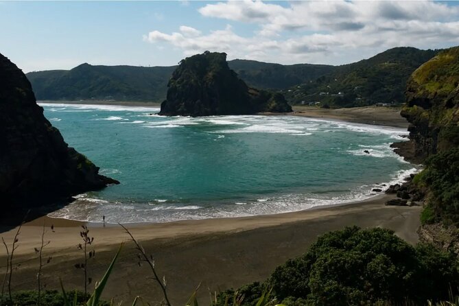 West Coast Discovery Tour - Karekare Waterfalls: a short, easy walk that turns into great photos